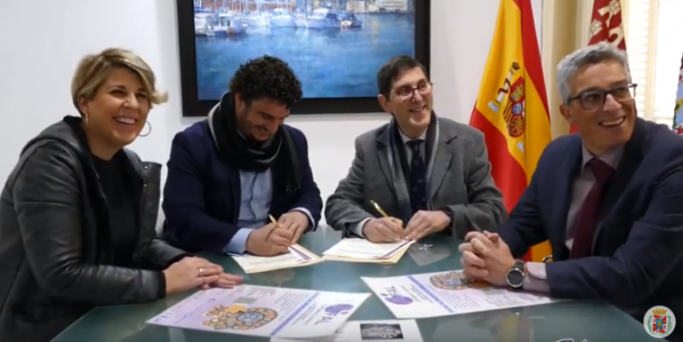 Usuarios de Afal Caratagena entregando el premio en las instalaciones en Santiago de la Ribera.